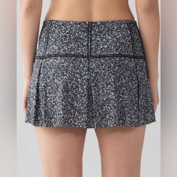 Lululemon Lost‎ In Pace Skirt Regular Daisy Dust Alpine White Black size 10