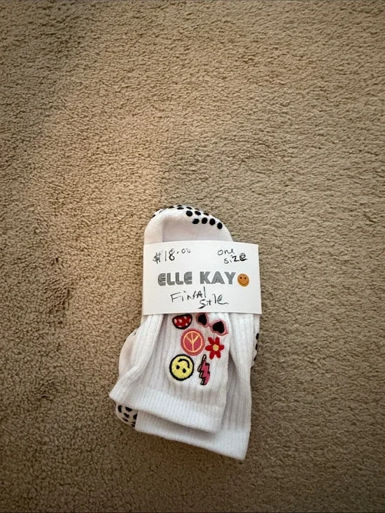 NWT Ellie Kay grip socks Os