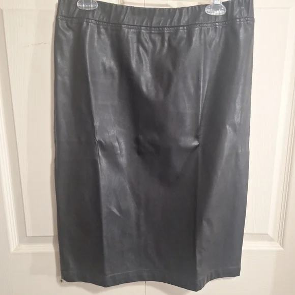 Joan Rivers Faux Leather Classic Black Pencil Skirt - M