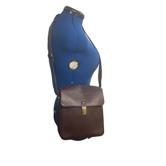 LOUIS VUITTON AUTHENTIC Taiga Yaranga Crossbody Satchel Purple Approx 9X…‎
