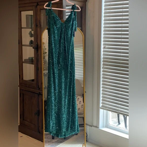IEENA FOR MAC DUGGAL NWT Emerald Sequined Low Back Bow Shoulder Gown Style 26693