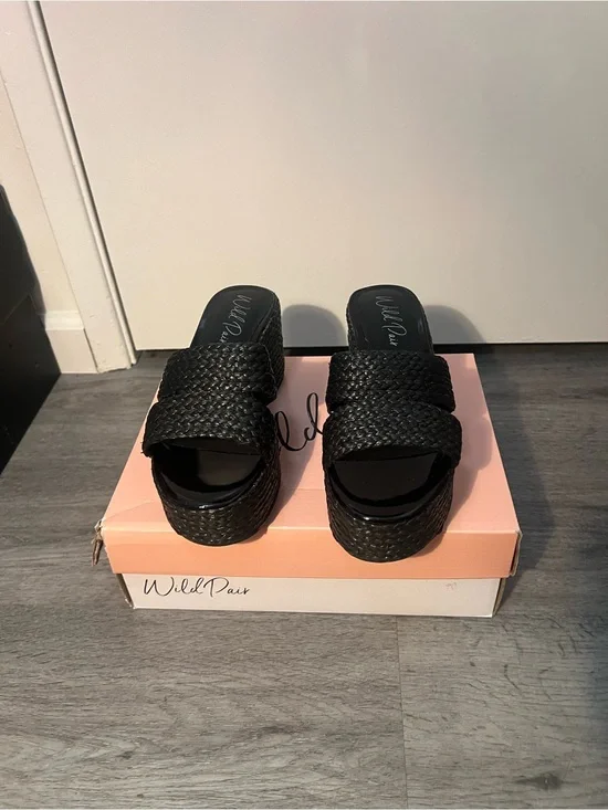 Wild Pair Black Braided Platform Slide Sandal, Size 8 New With Box