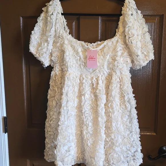 Le Lis-Cream baby doll short puff sleeved net dress with fabric pieces Sz M NWT.