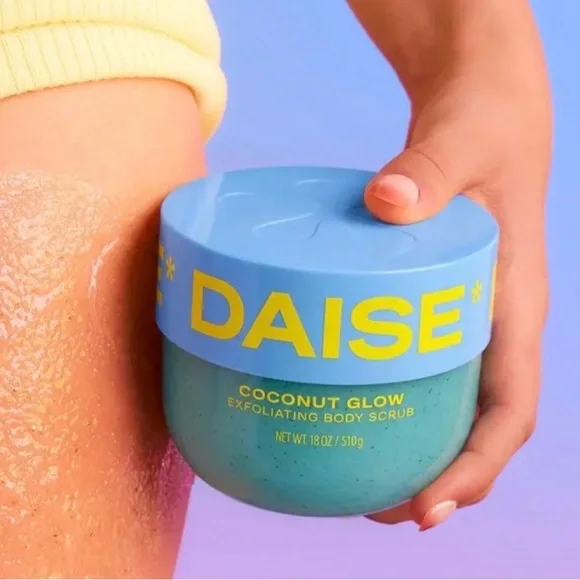 DAISE Exfoliating Body Scrub in Coconut Glow