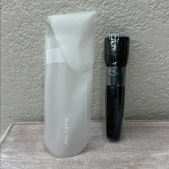 $10 🌙 Mary Kay Mineral Powder‎ Foundation Brush - New in Pouch