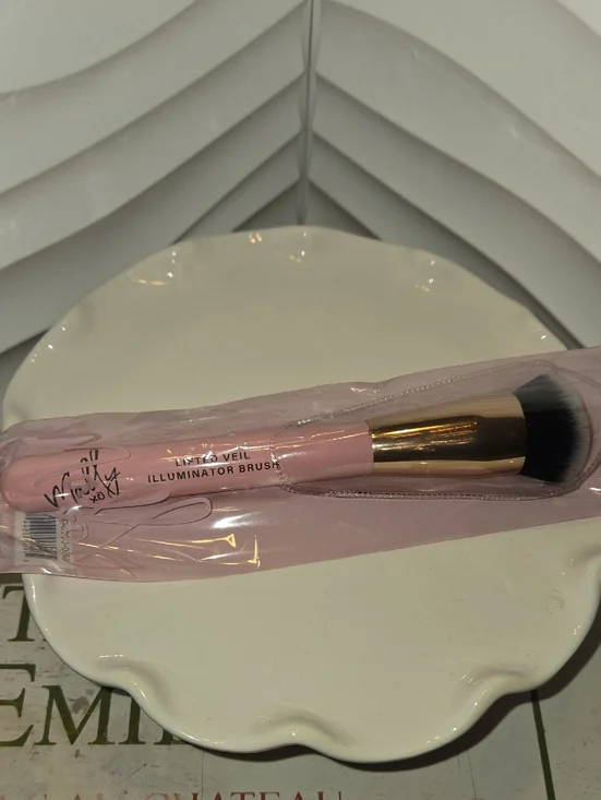 Mally Lifted Veil Illuminator Makeup Brush