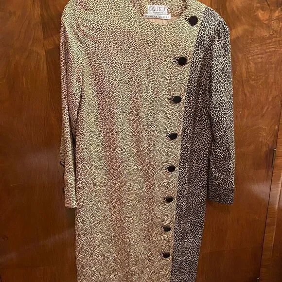 🐆 Unique animal print fabric from Balliet’s. Design by Stanley Platos sz 8