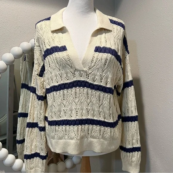 UNIVERSAL THREAD v-neck collars pullover sweater Large cream blue 100% cotton