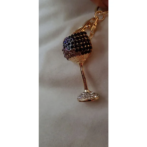 Elegant Crystal-Encrusted Wine Glass Keychain - Sparkling Rhinestone.