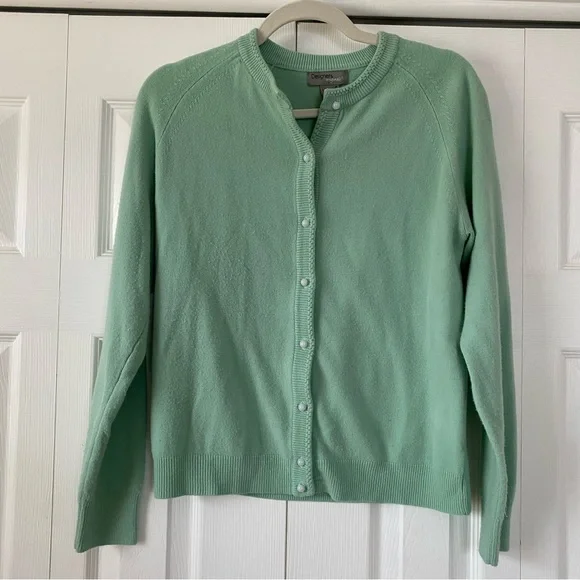 VTG Light Sage Knit Cardigan – Soft Pearl Button Front, Classic Fit