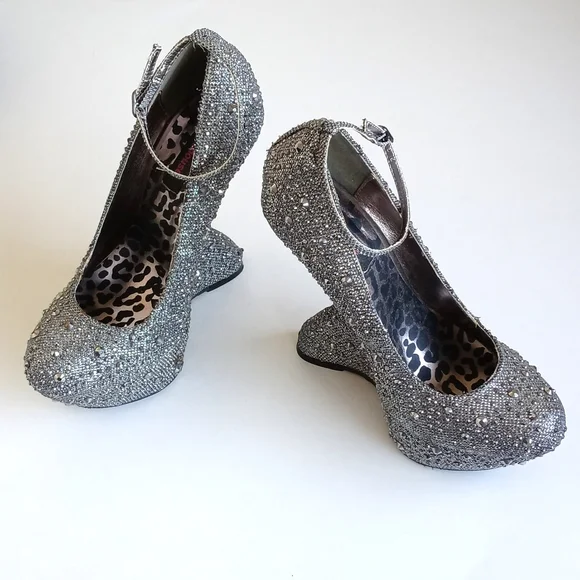 Rare Vintage Dollhouse Women’s Glam Silver Metallic Studded 6” Platform Shoes 8