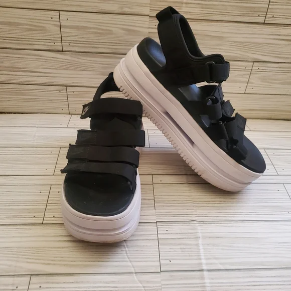 Nike Icon Classic Platform Black White Strappy Sandal Womens 8 Casual Summer Fes