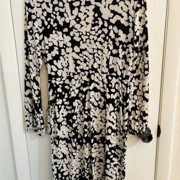 London Times petite ‘faux’ wrap dress - black and white print. NWT