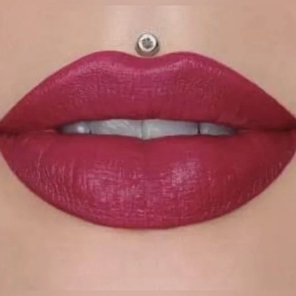 New VELVET TRAP Shade ENTRAPMENT LIPSTICK NIB. Discontinued