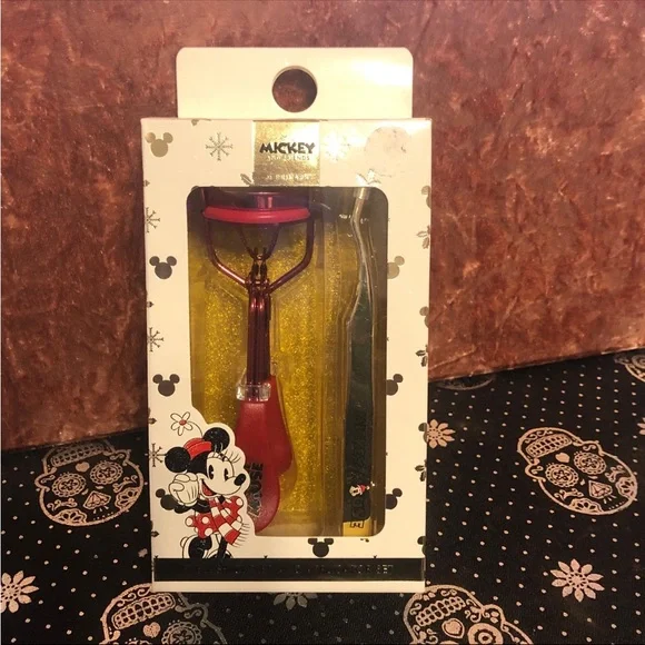 Disney Mickey Mouse set Includes eyelash curler & tweezers