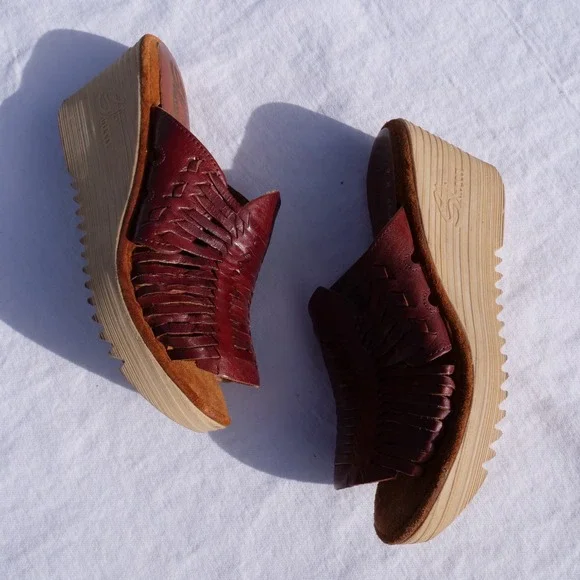 Vintage 1970s Sbicca basket weave‎ peep toe platform wedge heels