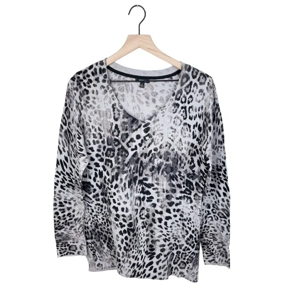 Apt. 9 Black and White Snow Leopard Cheetah Animal Print V-neck Sweater Size XL