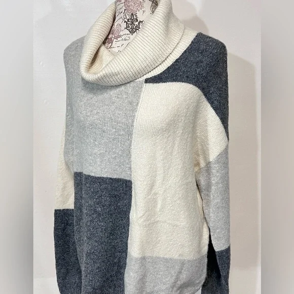 C&C CALIFORNIA Cream and gray color block cowl neck sweater‎ size XL.