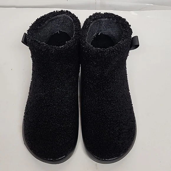 ROAM sz 9 fuzzy magic moon platform bootie. Faux sherling. Trendy! Comfortable!