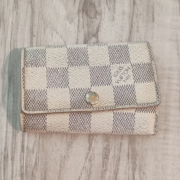 Authentic Louis Vuitton Cream White Damier 6 Key Case Holder