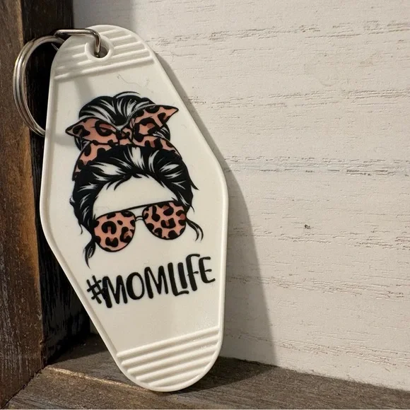 #MOMLIFE White Keychain with Leopard Accent