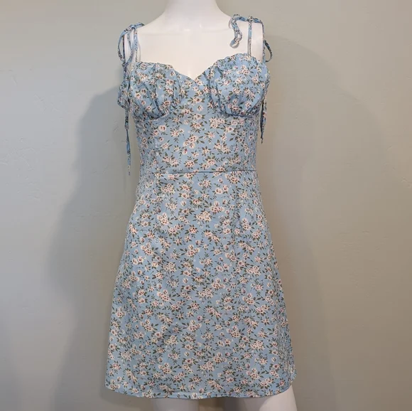 SHEIN Light Blue And White Floral Print Sweetheart Neckline Tie Strap Mini Dress