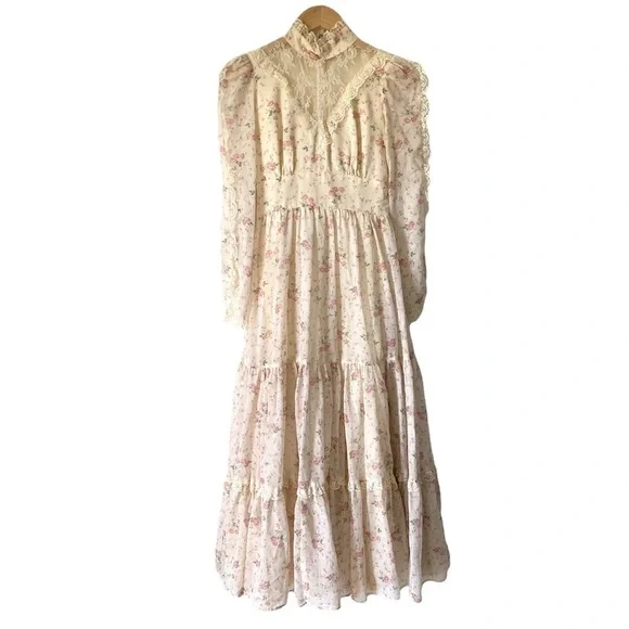 Vintage Prairie Maxi Dress Ditsy Floral Tiered Ruffle‎ Cream Lace Cottagecore