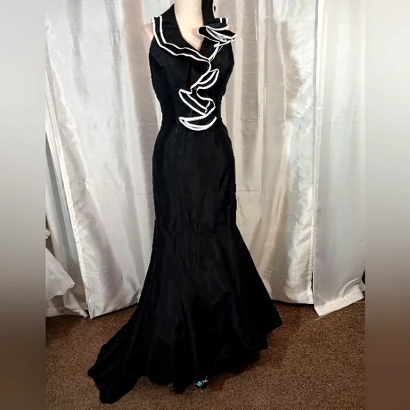 Spanish halter Ruffled Neck Dress, flared tulle Train, Black/White, Sleeveless,6