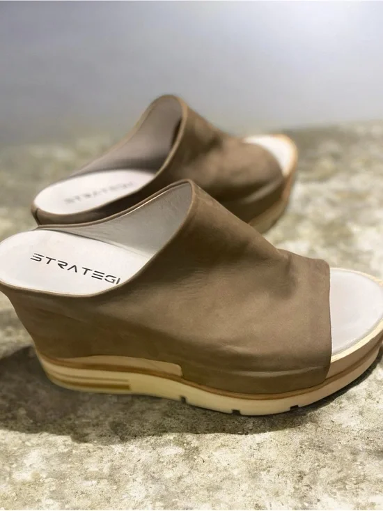 Strategia Italy Taupe Suede Open-Toe Platform Mule Sandal Slides EU 40 Sz 9 9.5
