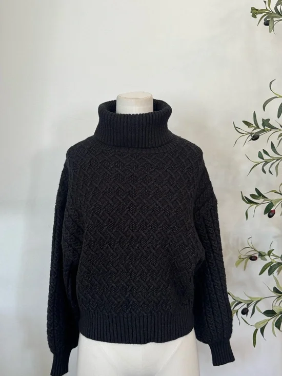 Tahari Dark Grey  Cable Knit Turtleneck Sweater Size Small Petite