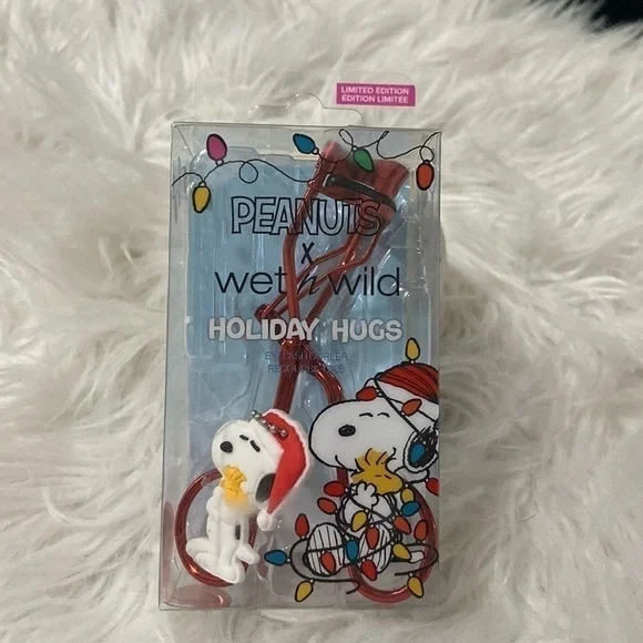 Wet N Wild X Peanuts Holiday Hugs Eyelash Curler
