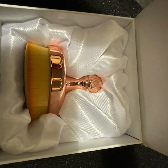Brand new Eloise Tear drop brush