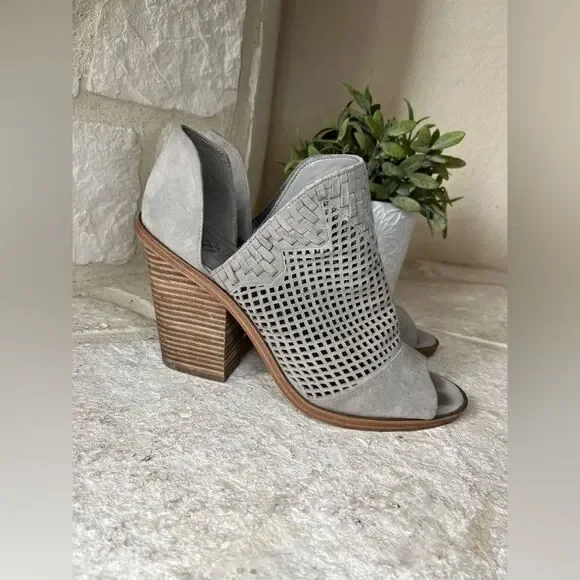 Vince Camuto Fritzey grey suede laser woven accent open toe booties sz 10
