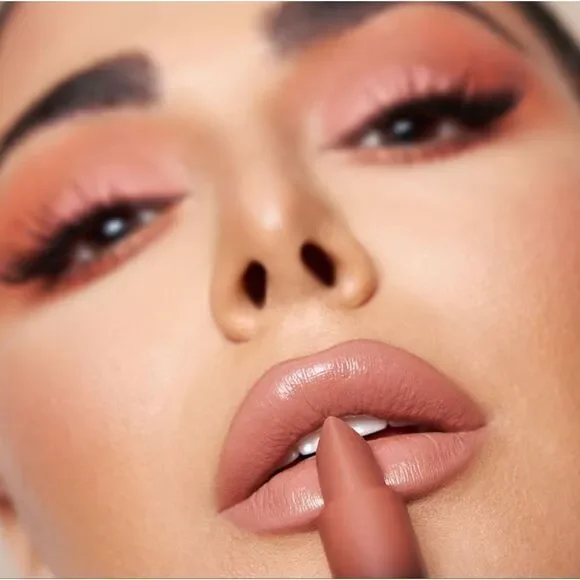 HUDA Beauty Cream Glow Lipstick in Hustler (Nude Beige Pink)