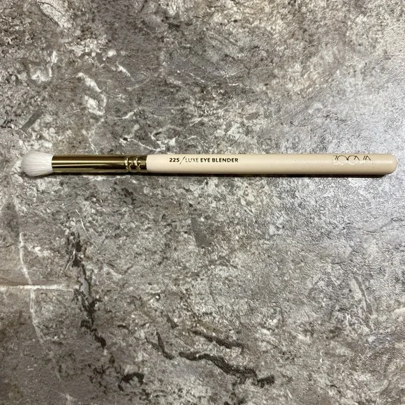 Zoeva 142 Luxe Eye Blender Brush -‎ Screen Queen New