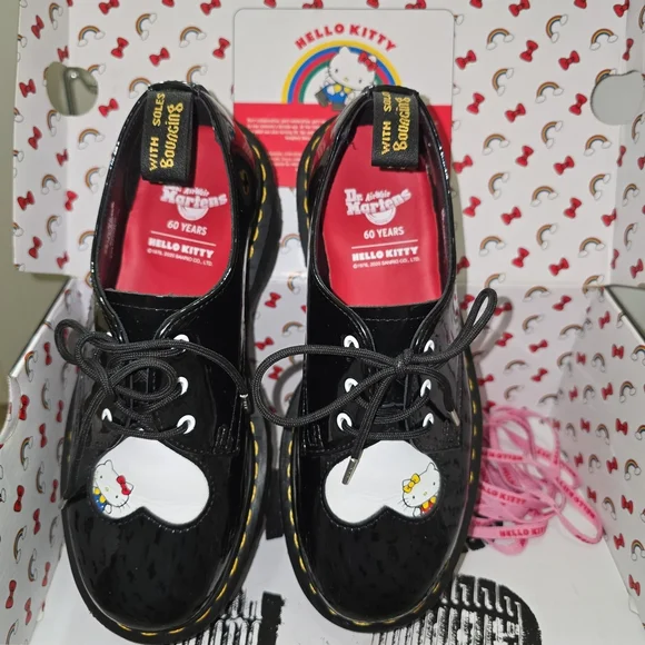 Dr. Martens Hello Kitty 60 Years 1461 Quad HK Patent Lamper Hydro Leather 7