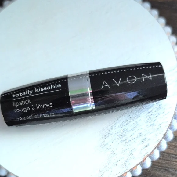 New Avon Totally Kissable Lipstick Loving Lilac in Black Case