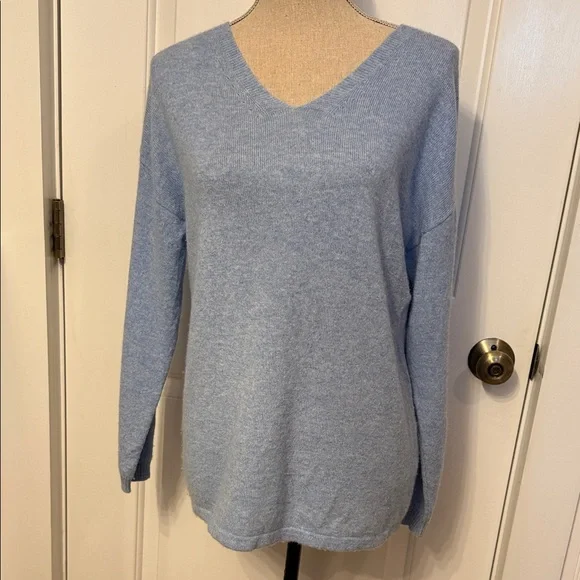 J. McLAUGHLIN SWEATER V-NECK & BACK LIGHT BLUE CASHMERE LONG SLEEVE SIZE S