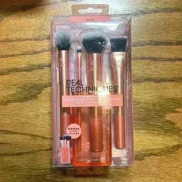 REAL TECHNIQUES - Set of 4 makeup brushes