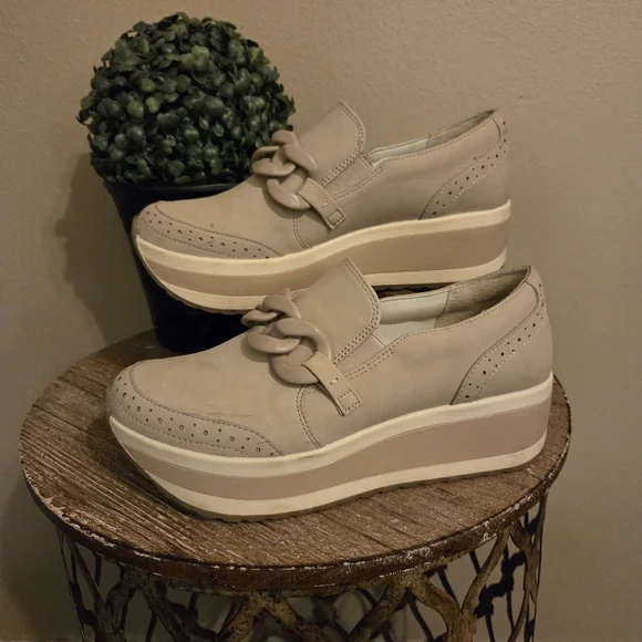 DOLCE VITA Jhenee Beige Slip-On‎ Chunky Chain Platform Sneakers Women's Size 7.5