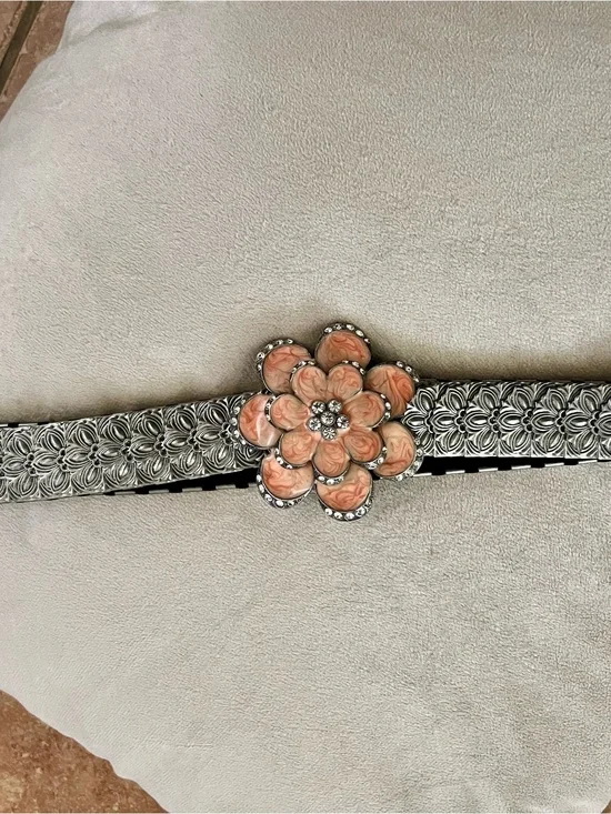 Vintage Floral Concho Stretch Belt in Peach and Silver