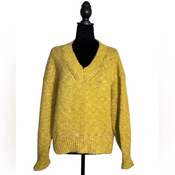 Universal Thread Women’s Oversized Knit fuzzy Sweater Size Medium Yellow V-Neck
