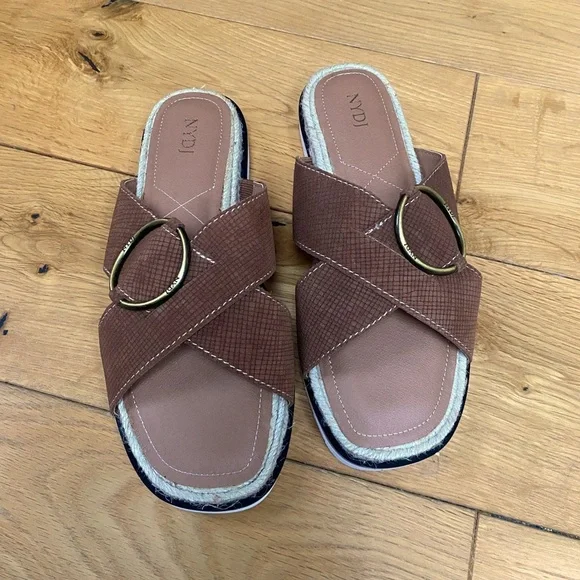 NYDJ Tan and white Sandals with gold hardware​