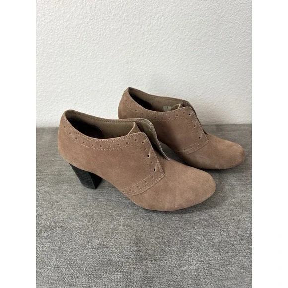 Clarks Bendables Boots Womens 8.5 M Lace Up Low Ankle Bootie Brown Suede Heels