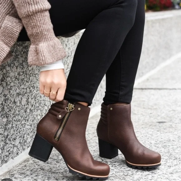 Women’s Sorel Brown Leather Danica Heeled Waterproof Booties Boots size 9.5