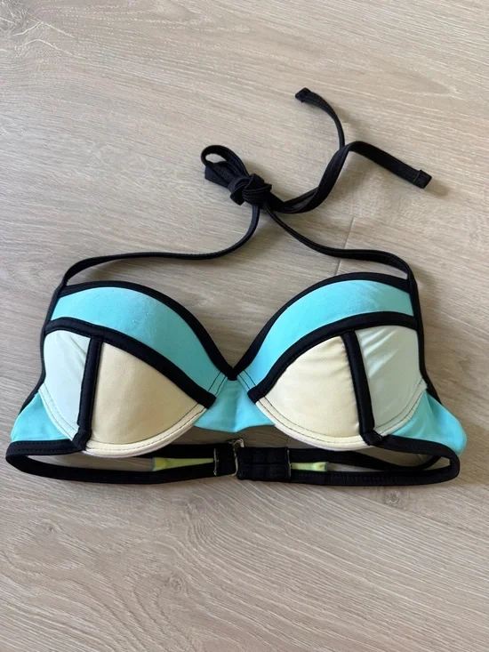 Xhilaration Aqua and Cream Contrast Trim Bikini Top