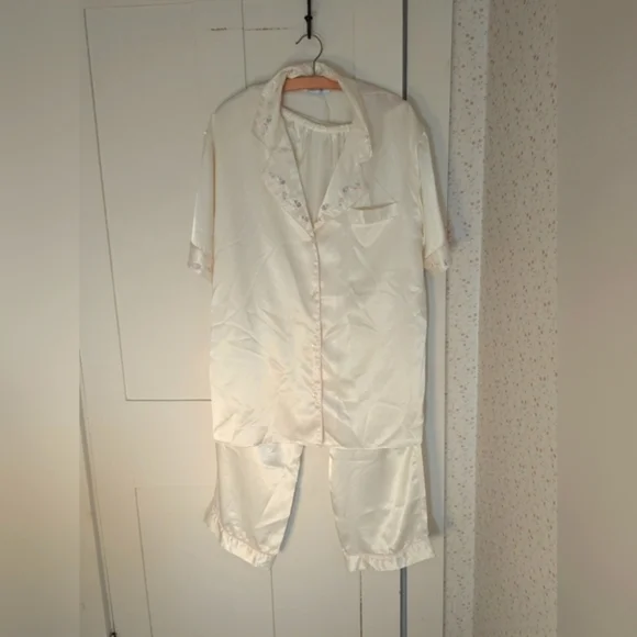 🤍 Etienne Vintage Cream Satin M Pajama Set Poly So Soft Luxury Brand