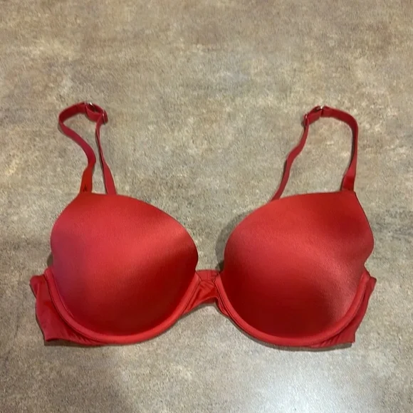 Women’s Victoria’s Secret biofit, Demi uplift underwire bra size 36C