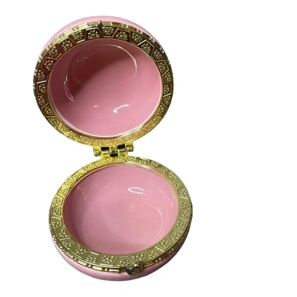 pink macaron-shaped box is perfect for storing all‎ your precious jewelry