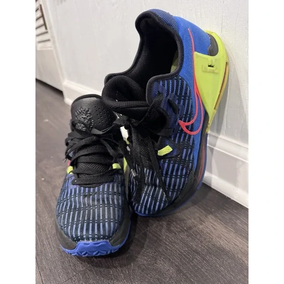 Nike LeBron Witness Size Unknown Size (Size Tags removed) Estimated Mens 7